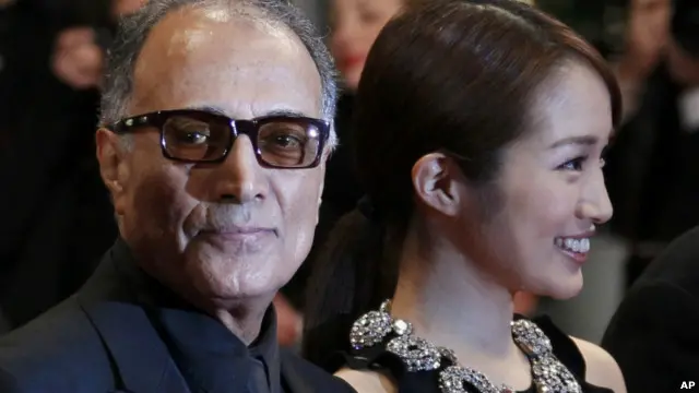 به موازات نسل تازه، کیارستمی تا دم آخر به فیلمسازی ادامه داد و بر خلاف انبوهی از فیلمسازان هم نسلش دوران افول و فراموشی و زوال را ندید. هنر کیارستمی هنر وفادار ماندن به ماهیت و ظرفیتهای فردی هنرمند و اتکای به حقایق ساده جهان روزمره بود که در نگاهی صبور، رمزها و رازهایش آشکار میشد.