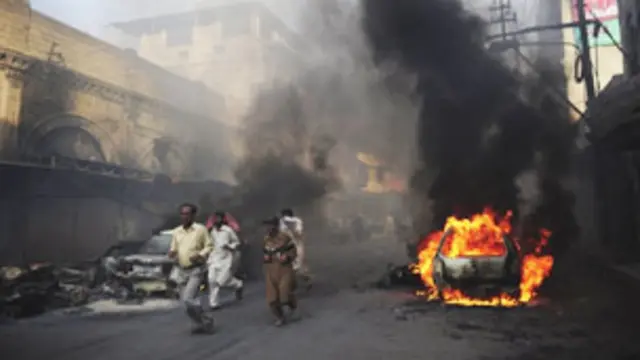 مظاہرین نے سڑکوں پر جگہ جگہ ٹائر جلا کر ٹریفک کی آمد و رفت معطل کردی