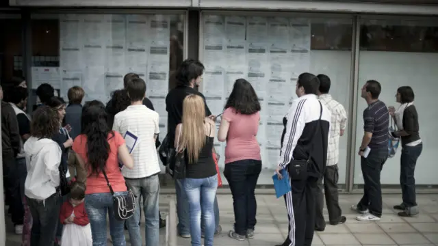 Jóvenes buscando empleo