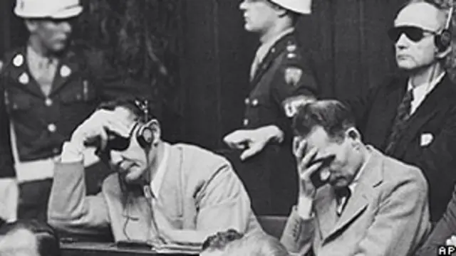 Rudolf Hess (dir.) e Hermann Goering (esquerda) durante o julgamento de Nuremberg (Arquivo/AP)