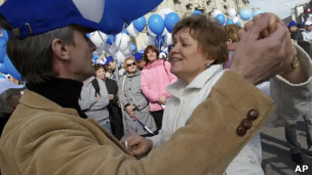 Танцующие на демонстрации 1 мая