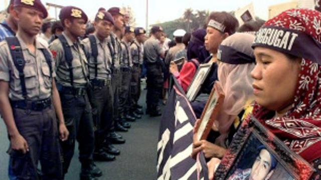 Cảnh sát Jakarta và người biểu tình năm 1999: hiện chưa rõ Việt Nam theo mô hình Đài Loan hay Indonesia