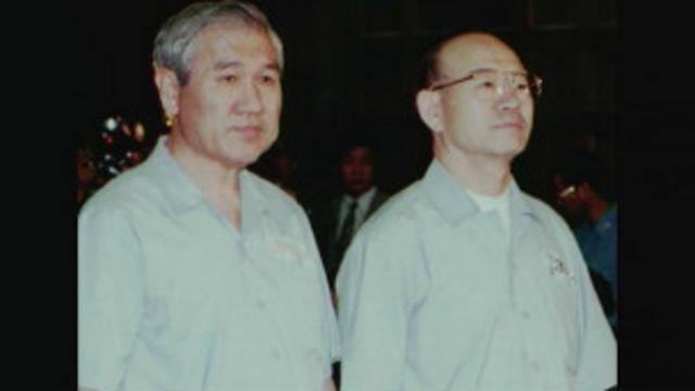 Hai cựu tổng thống Roo Tae Woo và Chun Doo Hwan trước tòa