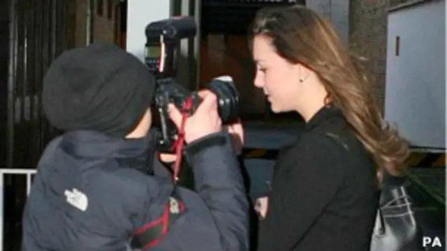 Папарацци направляет фотоаппарат на Кейт Миддлтон