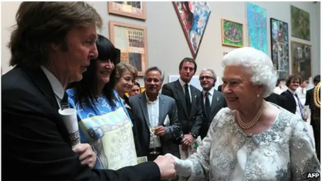 Sir Paul McCartney adalah salah satu seniman yang diperkenalkan pada Ratu Elizabeth.
