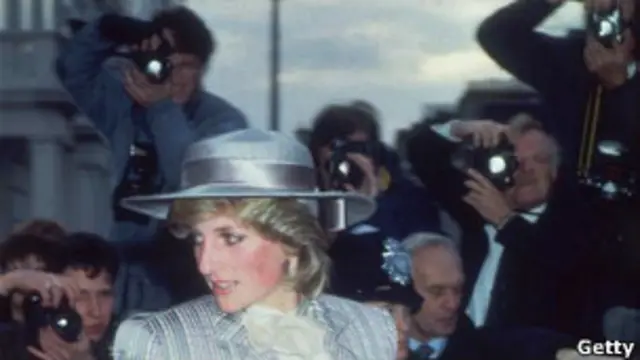 Принцесса Диана в окружении фотографов