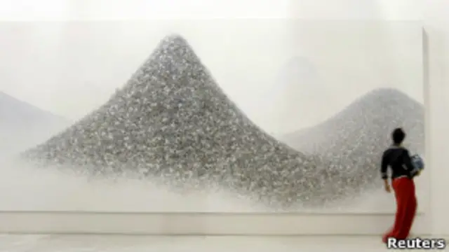 Посетительница "Арсенале-2012" рассматривает работу художника Макото Аида из Японии