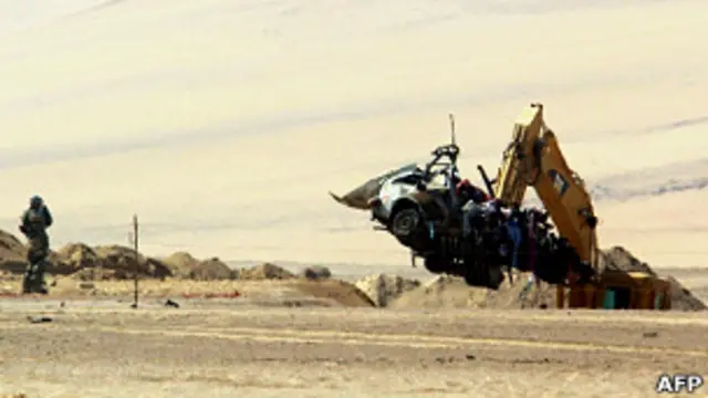 El Ejército chileno maniobra con los restos del taxi