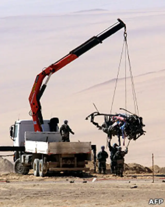 El Ejército chileno maniobra con los restos del taxi