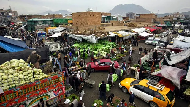 سرکاری اندازوں کے مطابق افغانستان میں اس وقت لگ بھگ 80 ہزار پاکستانی مختلف شعبوں میں ملازمت کر رہے ہیں