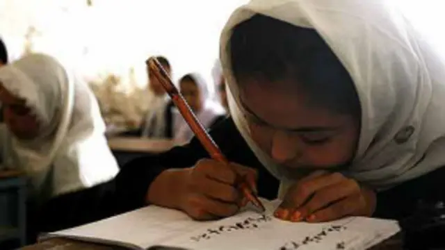 کمیسیون مستقل حقوق بشر افغانستان خواهان تشدید تدابیر امنیتی در اطراف مکاتب در افغانستان شده است.