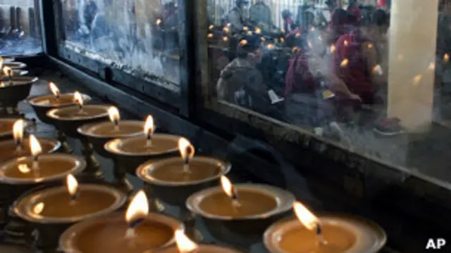 Тибетские монахи молятся за совершивших акты самосожжения