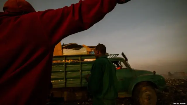 Julius Macharia, oo 27 sano jir ah, waxaa uu ka mid yahay ilaalada goobtan wasakhda lagu daadiya, baabuurta wasakhda qaadda ayaa lacag siiya isaga iyo koxdiisa ilaalada ka hor inta aanay gelin gudaha.