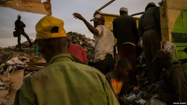 Julius waxaa uu ka walwalsan yahay halka ay wax ka cuni doonaan dadka ku nool goobtan wasakhda, haddii dowladdu go'aansato in wasakhda goob kale la geeya.