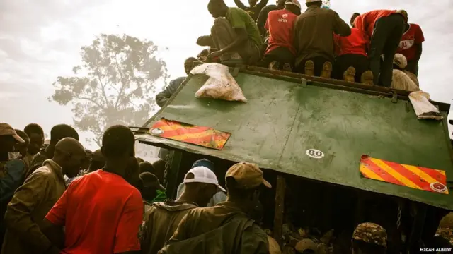 Maalin kasta baabuurkan, waxaa uu Dhandhora ku daadiyaa cunto soo hartay. Inta uusan daadin, ayay korayaan dadka ku nool haraaga cuntada ee lagu daadiyo goobtan.