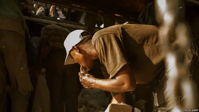 Wiilkan waxaa uu cantuugayaa caanaha ciirta ah, in kasta oo qoraxdu ku dhacday oo ay aad u kulul yihiin, isaga waxay u tahay cunto caadi ah.