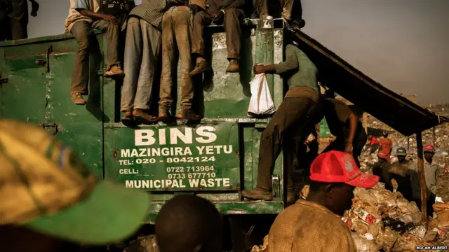 Qeyba ka mid ah carruurta Iskuulka St Johns ayaa maalin kasta cunto u raadsada goobta wasakhda ee Dhandhora. 