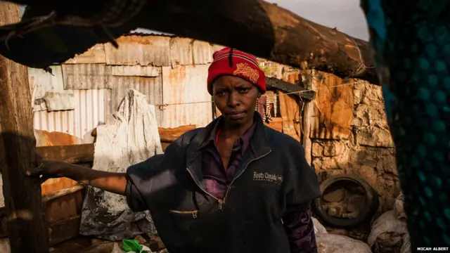 Rahab Rugura, waa hooyo 42 sano jir ah, qoyskeeda oo dhan ayaa tega goobta wasakhda ee Dhandhora, si ay wax la cuno u helaan.