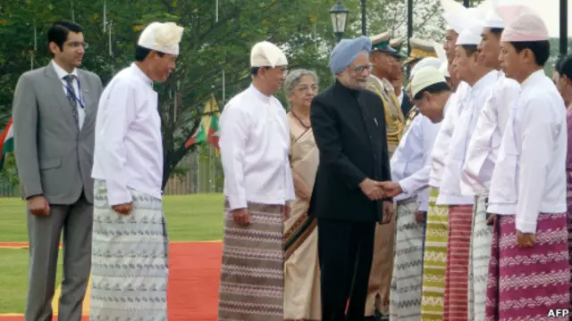 Perdana Menteri India, Manmohan Singh, didampingi Presiden Burma Thein Sein.
