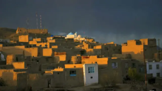 "چند روز پیش از این قیام، دفتر حزب اسلامی از سوی یکی از مقامات دولتی در ولایت غزنی رسما افتتاح شد"