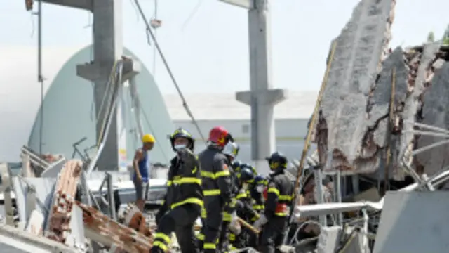 Petugas pemadam kebakaran Italia