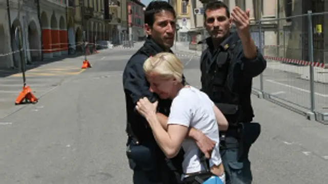 Seorang warga bersama petugas 