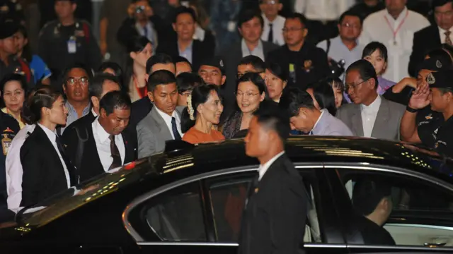 ဒေါ်အောင်ဆန်းစုကြည်နဲ့ အတူ သူ့ရဲ့ ကိုယ်ရေးအရာရှိတွေ၊ လုံခြုံရေးတွေ အတူ ပါသွားပြီး ထိုင်းနိုင်ငံကလည်း လုံခြုံရေး ယူပေးကြပါတယ်။