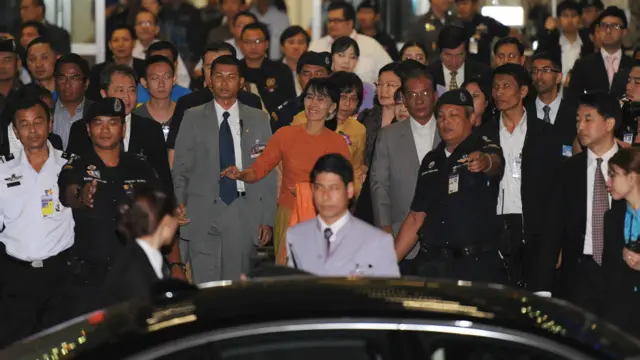 ဘန်ကောက်လေဆိပ်မှာ ကြိုဆိုသူတွေ အပြင် သတင်းထောက်ပေါင်း၂၀၀ ကျော် လာရောက် သတင်းယူ ကြပါတယ်။ 