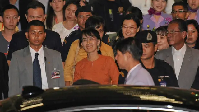 လာရောက်ကြိုဆိုသူတွေကို ပြုံးရွှင်စာ နှုတ်ဆက်။