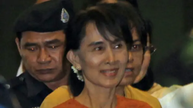 Bà San Suu Kyi vừa tới đáp xuống sân bay Bangkok