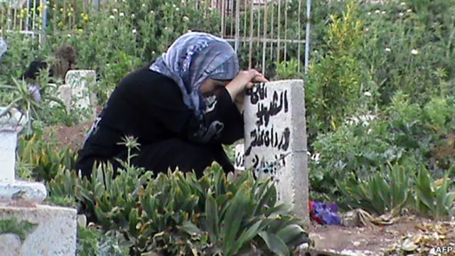 mujer llora la muerte de un familiar en Siria