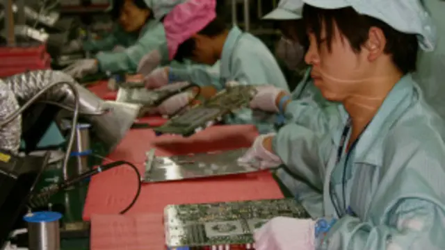 Trabalhador em fábrica de Shenzen (Foto: Fernanda Moreno-BBC Brasil)