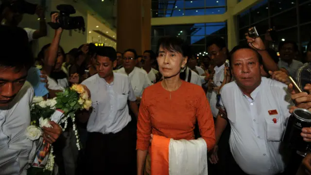 Bà Suu Kyi ra đến sân bay ở Rangoon 