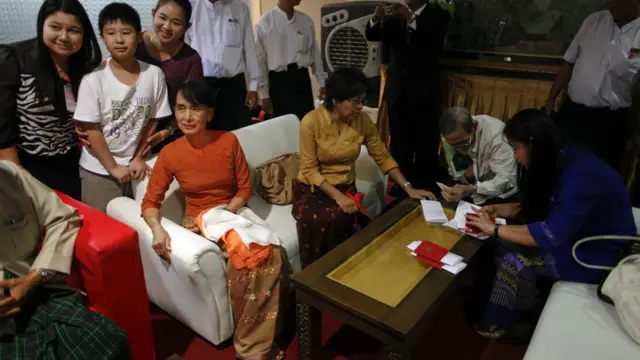 Bà Suu Kyi trong phòng chờ VIP tại sân bay Rangoon