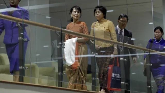 Bà Suu Kyi bước đến phòng chờ sân bay sau khi đã hoàn tất thủ tục hải quan