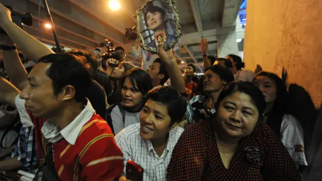 Kiều dân Miến Điện ra chào đón bà Suu Kyi ở sân bay