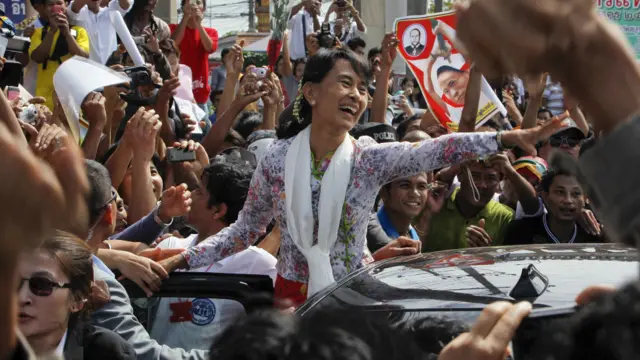 Bà Suu Kyi vẫy tay với người ủng hộ tại Mahachai nằm ở phía nam Bangkok