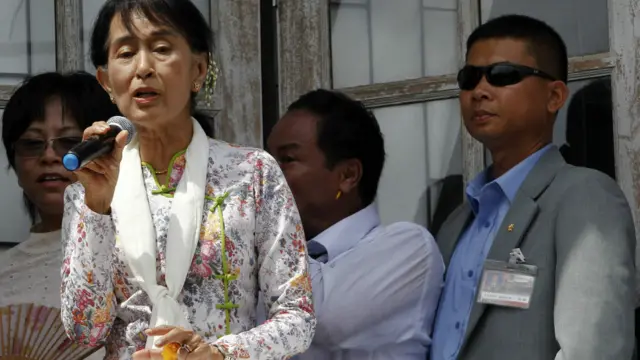 Bà Suu Kyi phát biểu với kiều dân Miến Điện