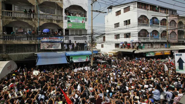 Đám đông tập hợp nghẹt một con đường ở Mahachai để nghe bà Suu Kyi phát biểu