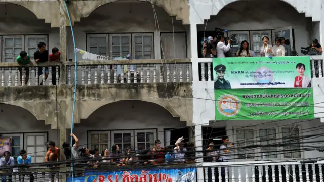 Bà Suu Kyi đang phát biểu với kiều dân Miến Điện