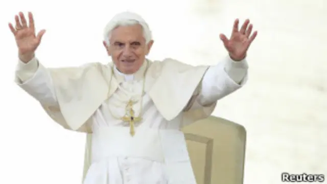 Папа Бенедикт выступает перед верующими