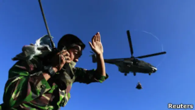 Индонезийские спасатели