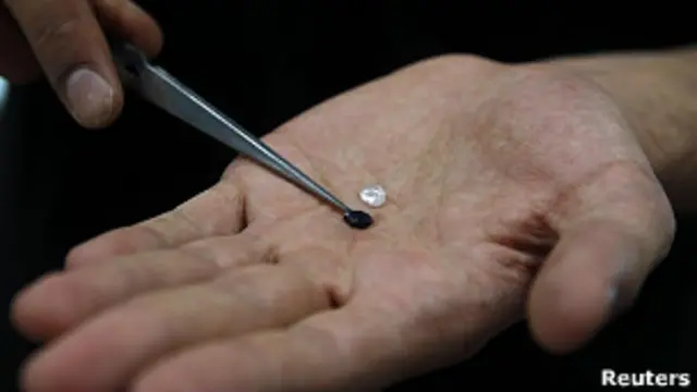 empleado de Shefa Yamin muetra piedras econtradas en sus excavaciones