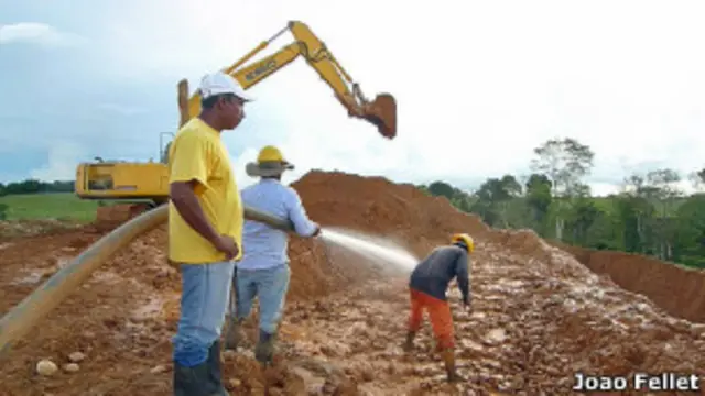Mina de oro ilegal en Caucasia, Colombia