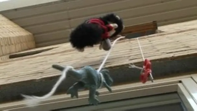 "جک" در زمان درمانش عروسک‌های خود را با نخ از پنجره‌ای مرتفع آویزان می‌کرد