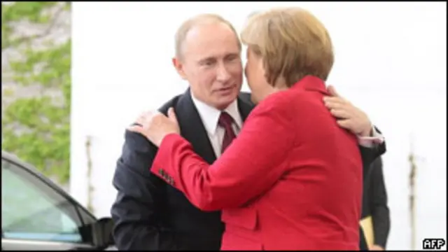 به خانم مرکل پیشنهاد شده است که آقای پوتین را متقاعد کند که سیاست روسیه در ارتباط با سوریه پیامدهای وخیمی به همراه خواهد داشت.