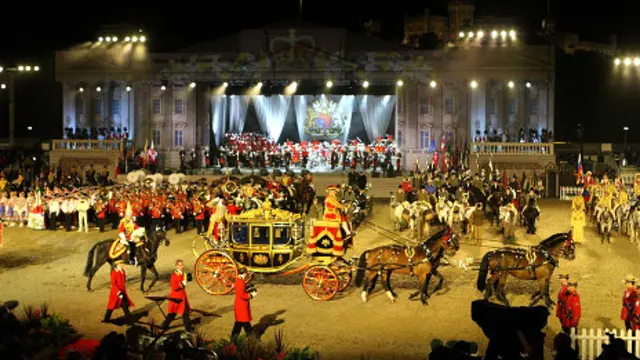 د شاهي محل باغ ته لارد محل په منځ کې تېره شوې ده. د محل له عمومي دروازې څخه تر باغ پوري د محل کارکونکو بوتلو.