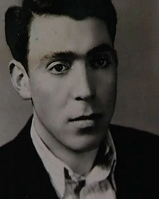 عطا صفوی: هنگامی که یکی از زندانیان موتور را روشن می کرد با صدای بلند شروع به خواندن شعرها و آهنگ های محلی مازندرانی می کردم. این البته آواز نبود بلکه نعره یک ایرانی در آخرین ایستگاه قطب شمال بود.