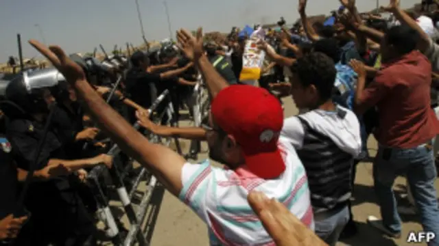 معترضان در برابر دادگاه مبارک