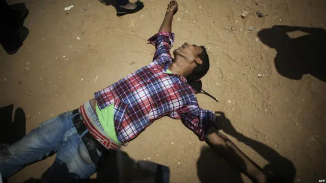 یکی از هواداران حسنی مبارک، رئیس‌جمهوری مصر پس از شنیدن رای دادگاه